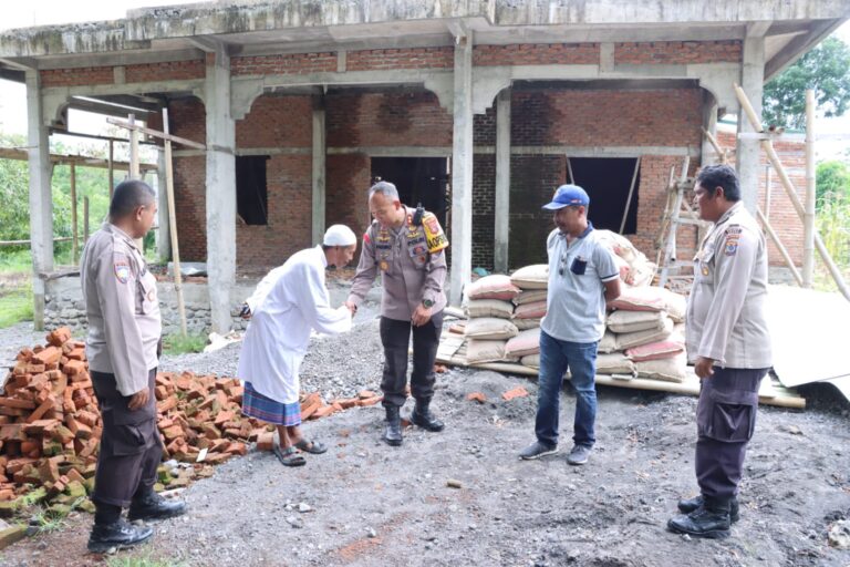 Kapolres Ngada Silaturahmi Dan Bakti Religi Di Masjid Al-Ikhlas Kuruboko