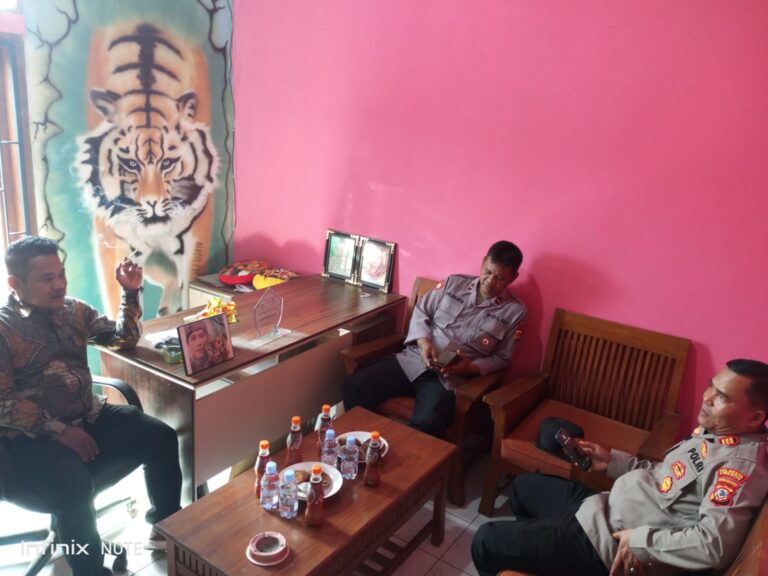 Kapolsek Depok Polresta Cirebon Sambangi Tokoh Masyarakat di Desa Kedungsana dan Marikangen sampaikan Pesan Kamtibmas