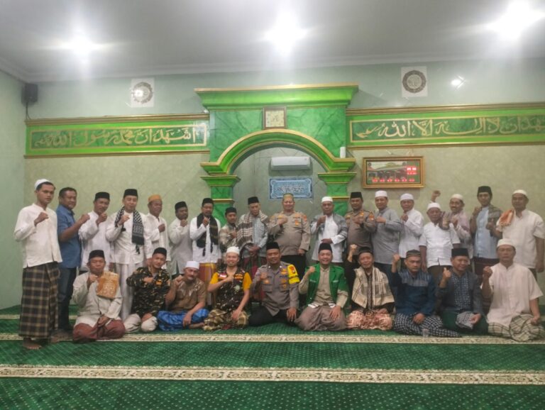 Kapolsek Kalideres Bersama Anggotanya, Safari Sholat Subuh Berjamaah di Musholla Ziyadatul Khoir