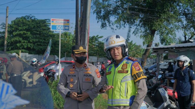 Kapolres Karawang Turun Langsung Atur Lalin Di Objek Vital Pertigaan Jalan Cidomba