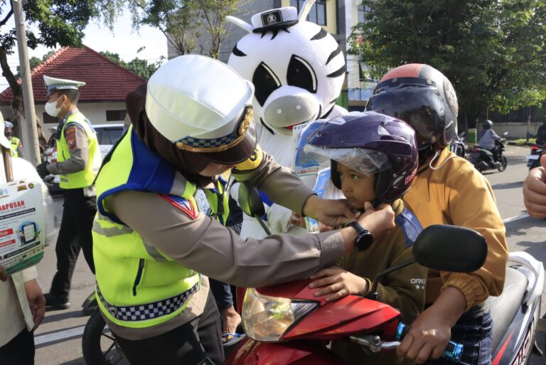Operasi Keselamatan Semeru 2023, Satlantas Polres Madiun Kota, Bagikan Suvenir dan Helm Gratis