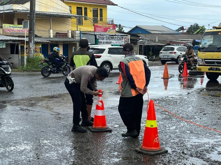 Satlantas Polres Karawang Pasang Traffic Cone di Pertigaan Cidomba
