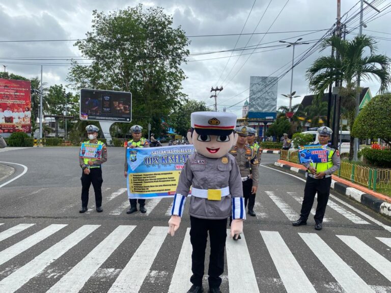 Polisi Kampanye Keselamatan Berlalu Lintas di Traffic Light Pamedan, Guna Menekan Angka Kecelakaan Lalulintas