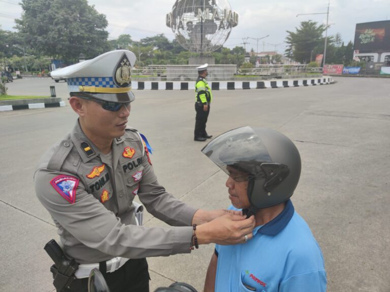 Masuki Hari Ke Tujuh Ops Keselamatan Lodaya 2023, Satlantas Polres Majalengka Bagikan Helm Gratis Pada Pengguna Jalan