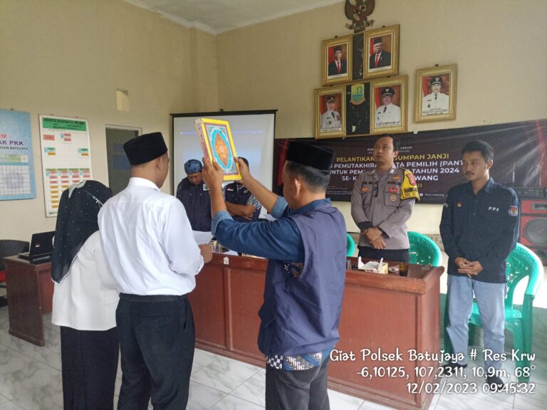 Anggota Polsek Batujaya Hadiri Pelantikan Pantarlih Desa Karyamakmur