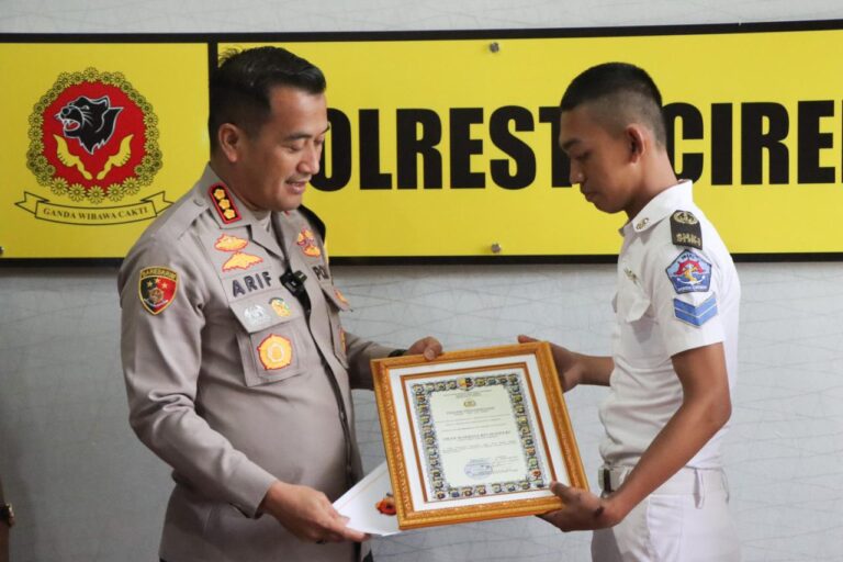 Kapolresta Cirebon Beri Penghargaan kepada Empat Siswa SMKN 1 Mundu