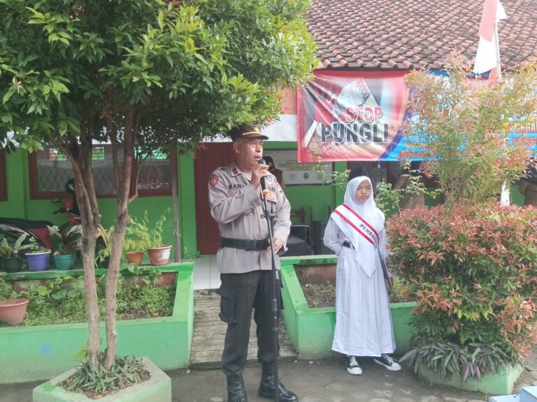 Ingatkan Bahaya Kenakalan Remaja, Kanit Binmas IPDA RANA Berikan Arahan Kepada Murid SDN 2 Kepongpongan