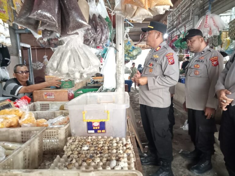 Kapolsek pedes polres karawang Pimpin Anggota pengecekan harga sembako ketahanan pangan