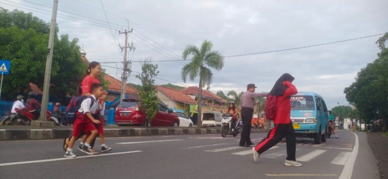 Polsek Plered Polresta Cirebon Memberikan Pelayanan kepada masyarakat pengguna Jalan