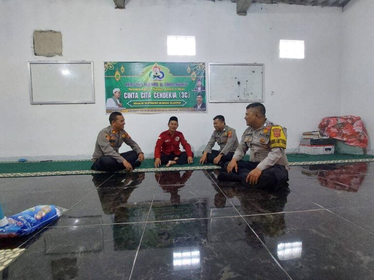 Sambang, Cara Kapolsek Sindangwangi Pererat Tali Silaturahmi Dengan Tokoh Agama