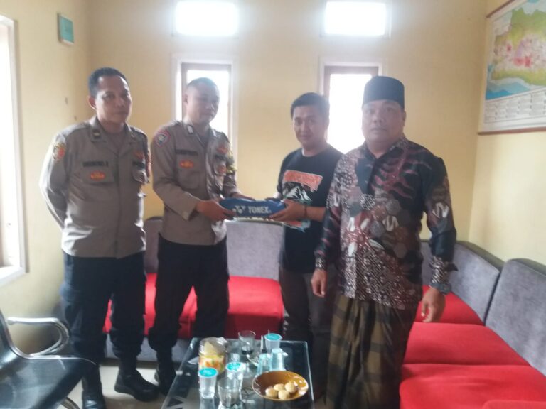 Polsek Cikijing Berikan Bantuan Sarana Kontak Berupa 1 Set Net Olah Raga Badminton