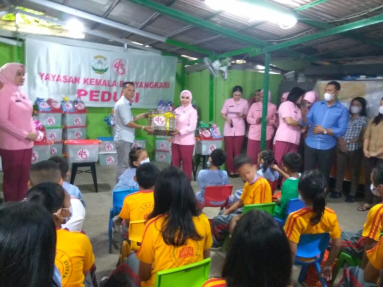 HUT ke-43, Yayasan Kemala Bhayangkari Peduli Gelar Baksos di Smart School Jakarta
