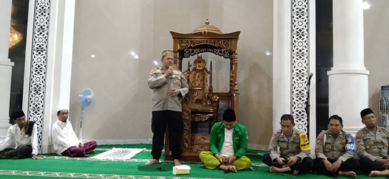 Kapolsek Kalideres Hadiri Sholat Subuh Berjamaah Warga di Masjid Hamidiyah