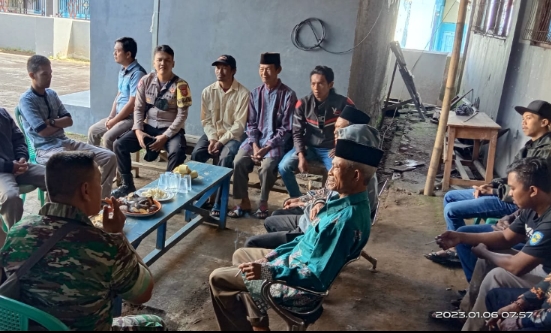 Jalin Kedekatan, Personil TNI – Polri Cikijing Sambangi Warga Dalam Rangka Harkamtibmas
