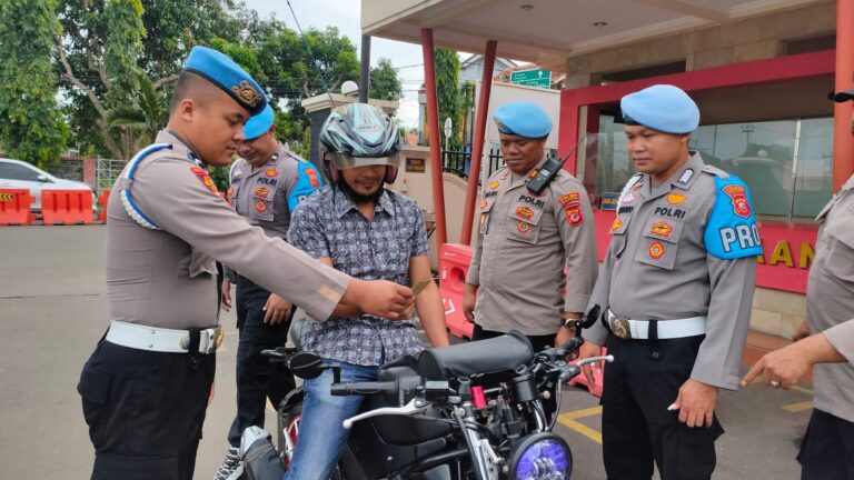 Tingkatkan Disiplin Anggota, Sipropam Polres Majalengka Gelar Gaktibplin di Pintu Masuk Mako