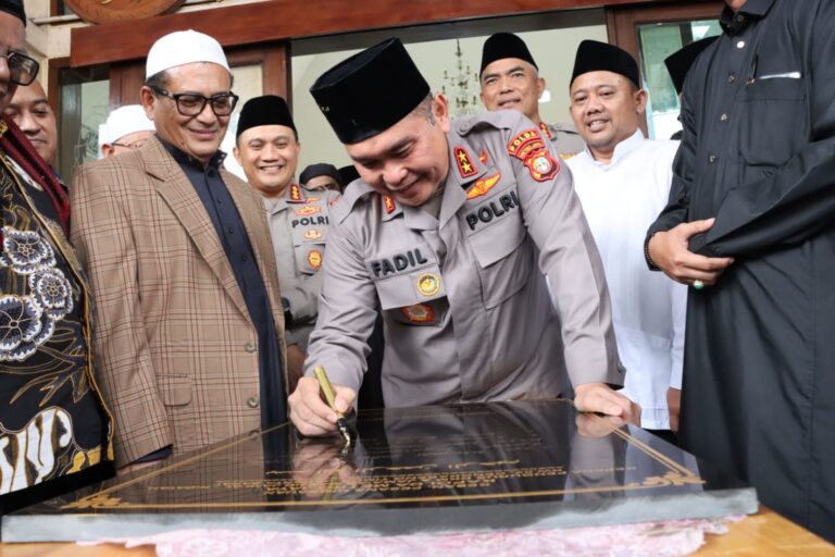 Kapolda Metro Jaya Melaksanakan Sholat Jumat Berjamaah Serta Himbau Kamtibmas Melalui Prasasti di Masjid Jami Al Hidayah