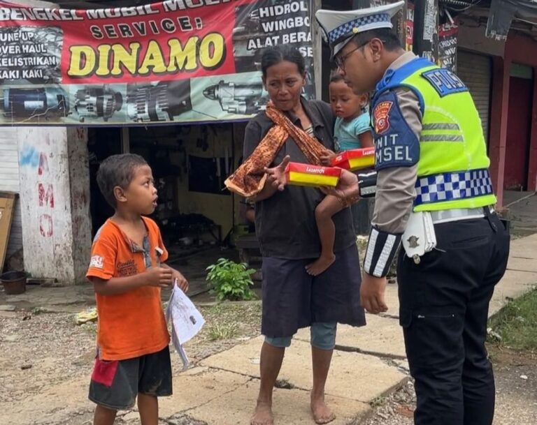 Potret Empati Kasat Lantas kepada Warga di Karawang