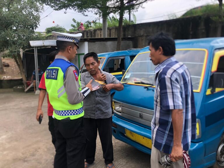 Kenalkan Ops Keselamatan kepada Sopir Angkot di Karawang