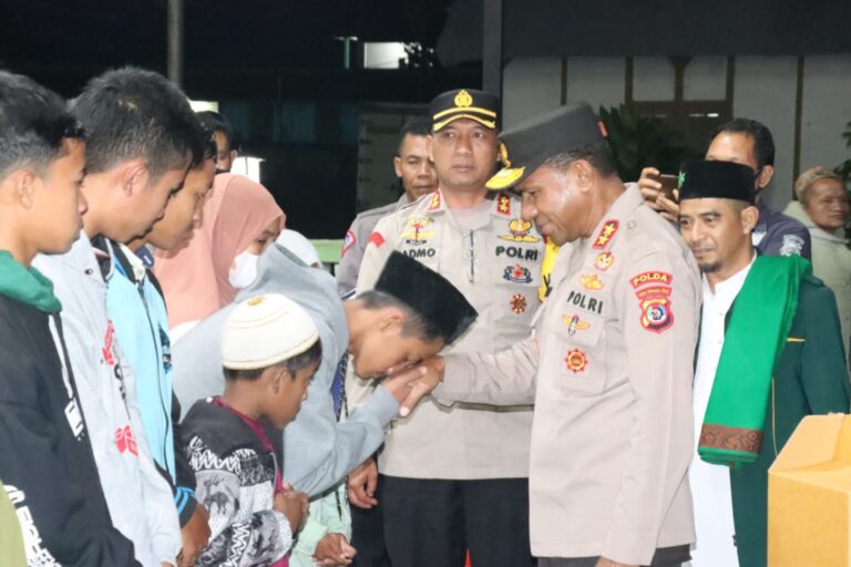 Bertepatan Isra’ Mi’raj Nabi Muhammad SAW 1444 H Kapolda NTT: Beri Santunan Anak Yatim Piatu Dibajawa