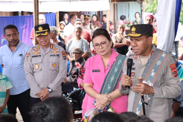 Bantuan Sosial Polri Presisi di Bena, Kapolda NTT: Pererat Kekeluargaan Dengan Polri