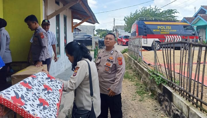 Bhabinkamtibmas Polsek Klari Dampingi Tim Sat Binmas Polres Karawang Penyaluran Kursi Roda Di Desa Cimahi