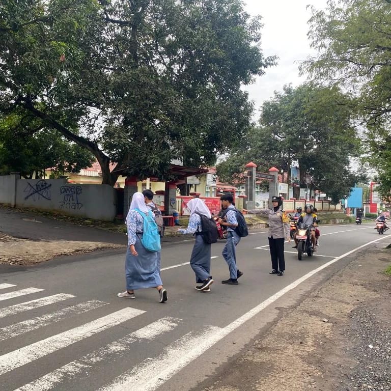 Berikan Pelayanan Kepada Masyarakat, Jajaran Polsek Sukahaji Gatur Lalin di Pagi Hari