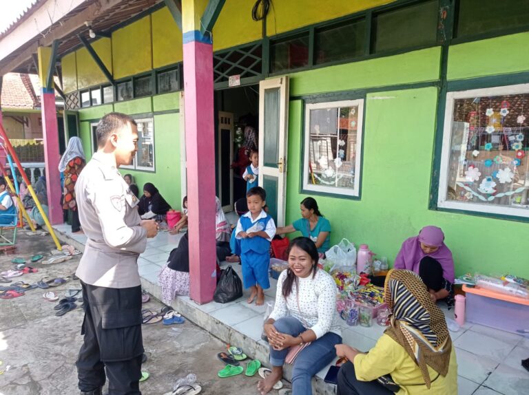 Unit Penjagaan Sat Samapta Polres Majalengka Sambangi Sekolah TK Budi Asih