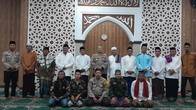 Gencarkan Safari Sholat Subuh Berjamaah Kapolsek Kalideres Bersama Anggota Kunjungi Masjid Jami’ Az Zahratush Sufiyyah