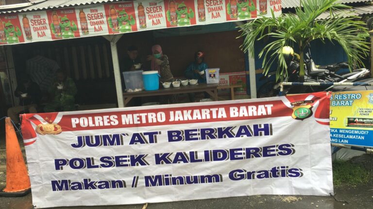 Jumat Berkah, Polsek Kalideres Bagikan 200 Porsi Nasi Kuning Kepada Warga Sekitar