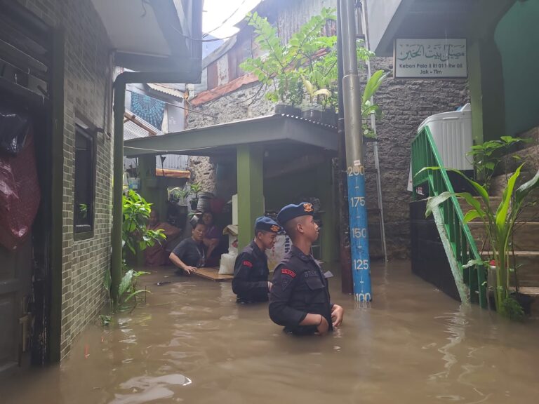 Hujan Deras di Jakarta, Personil Brimob Polda Metro Jaya Siaga di Beberapa Lokasi