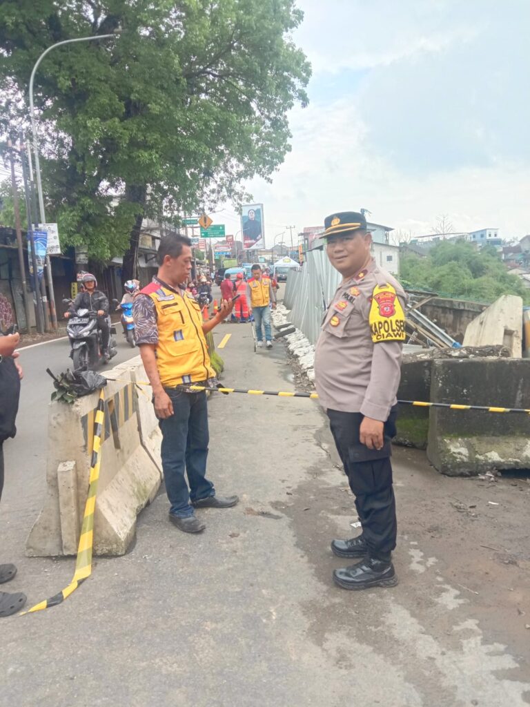 Jembatan  Cikereteg di Jalan Bocimi Alami Longsor, Pihak Kepolisan Himbau Warga Untuk Berhati-Hati