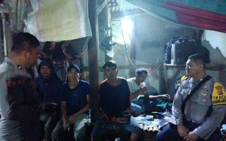 Polsek Pedes  Sambangi Poskamling Berdialog Bersama Anak Muda Yang Melaksanakan Ponda