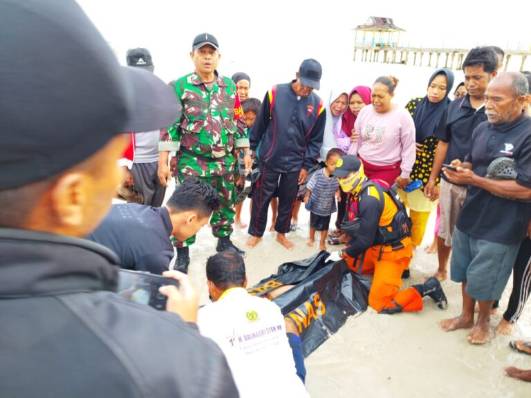 Babinsa Pengudang Koramil 03/0315 Tanjungpinang Evakuasi Seorang Anak Korban Tenggelam Yang Ditemukan Meninggal Dunia