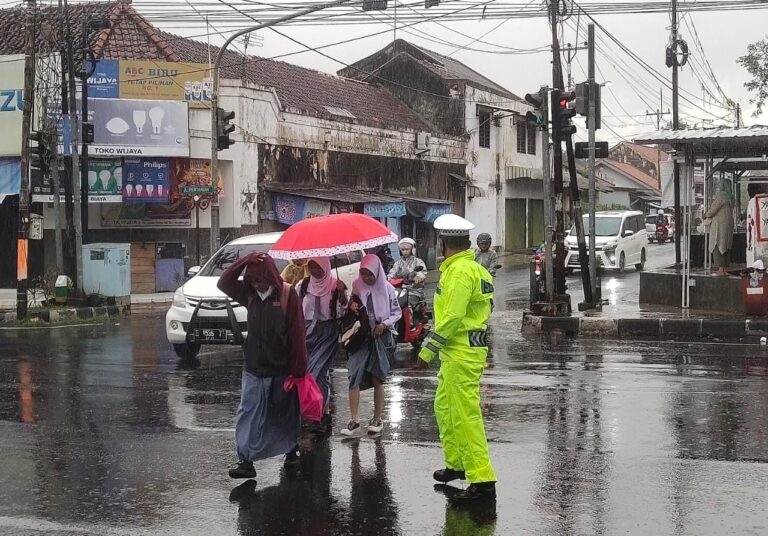 Tetap Berdiri Tegak, Satlantas Polres Majalengka Berikan Pelayanan Gatur Lalin Disaat Hujan