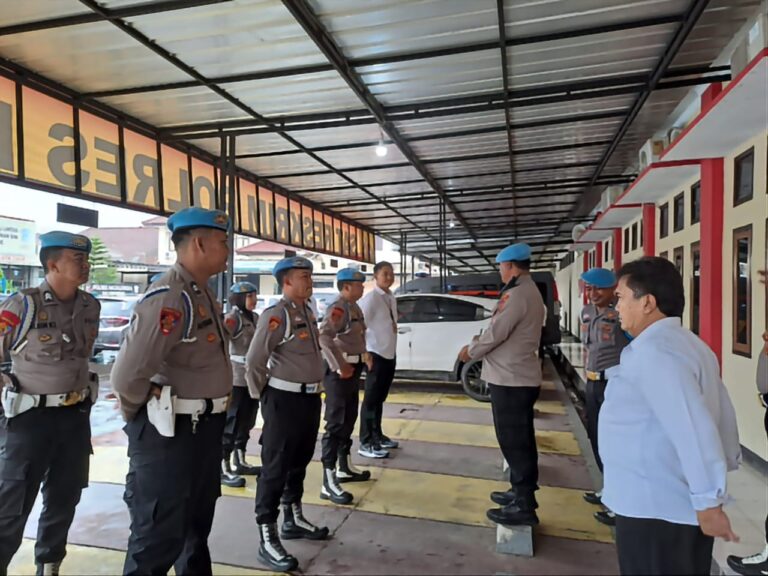 Hujan Deras, Kasi Propam Polres Majalengka, Semangat Berikan Arahan Saat Apel Pagi