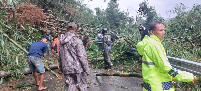 Tanah Longsor Tutup Akses Jalan Alternatif Cigombong-Cibadak – Cijeruk, Pihak Kepolisian Lakukan Pengalihan Arus Lalin