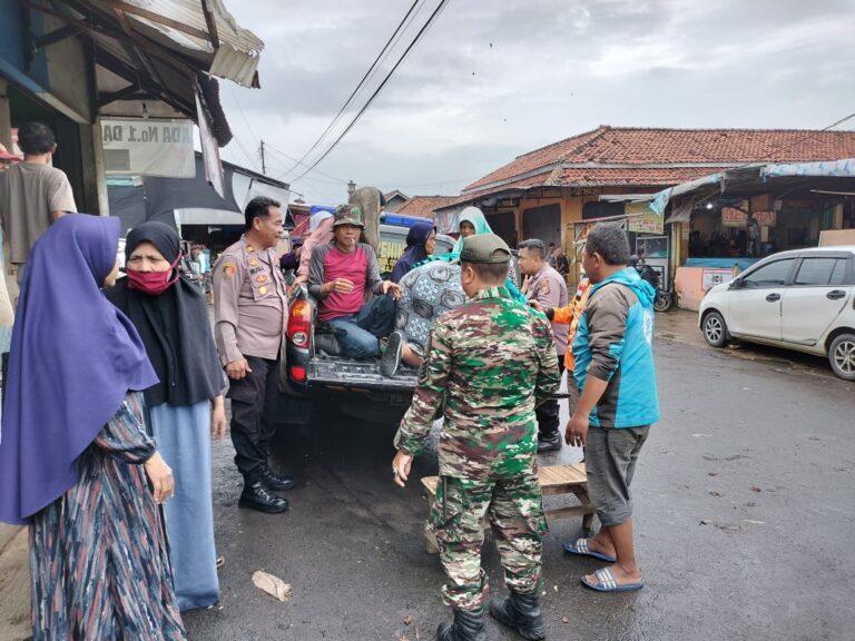 Kepedulian Sosial Polri, Polsek Rajagaluh Bantu Antar Ibu – Ibu Jemaah Menuju Tempat Pengajian