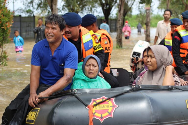 Aksi Heroik Tim SAR Brimob Batalyon D Pelopor Satbrimob PMJ Evakuasi Warga Terjebak Banjir