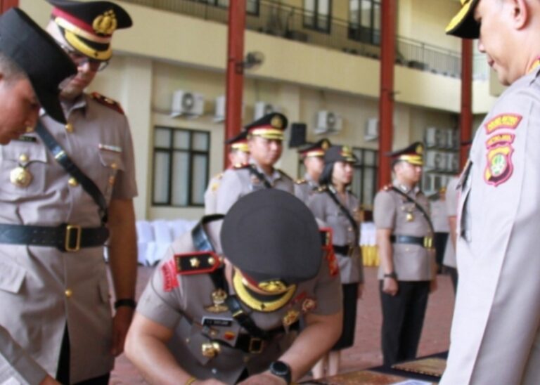 Kapolres Metro Jakpus Pimpin Serah Terima Jabatan dan Mengambil Sumpah 4 Pejabat Utama dan 4 Kapolsek
