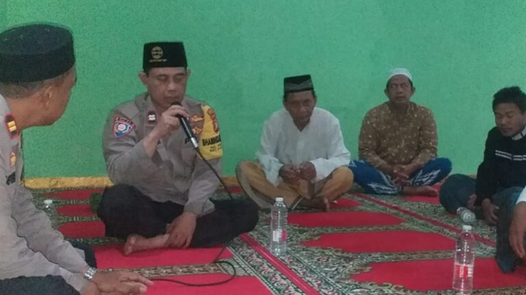 Polsek Kalideres Giat Safari Sholat Subuh Berjamaah Bersama Warga di Musholla Al Hidayah