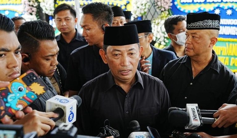 Kapolri Turut Berduka Cita Atas Wafatnya Istri Kepala Staf Kepresidenan Jendral Moeldoko