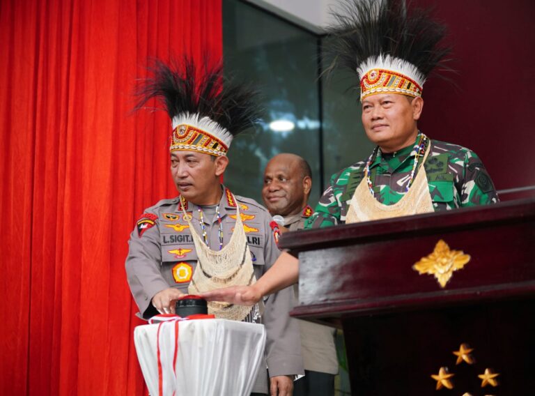 Ratas Bareng Presiden, Kapolri Tegaskan TNI-Polri Kawal Seluruh Kebijakan di Papua