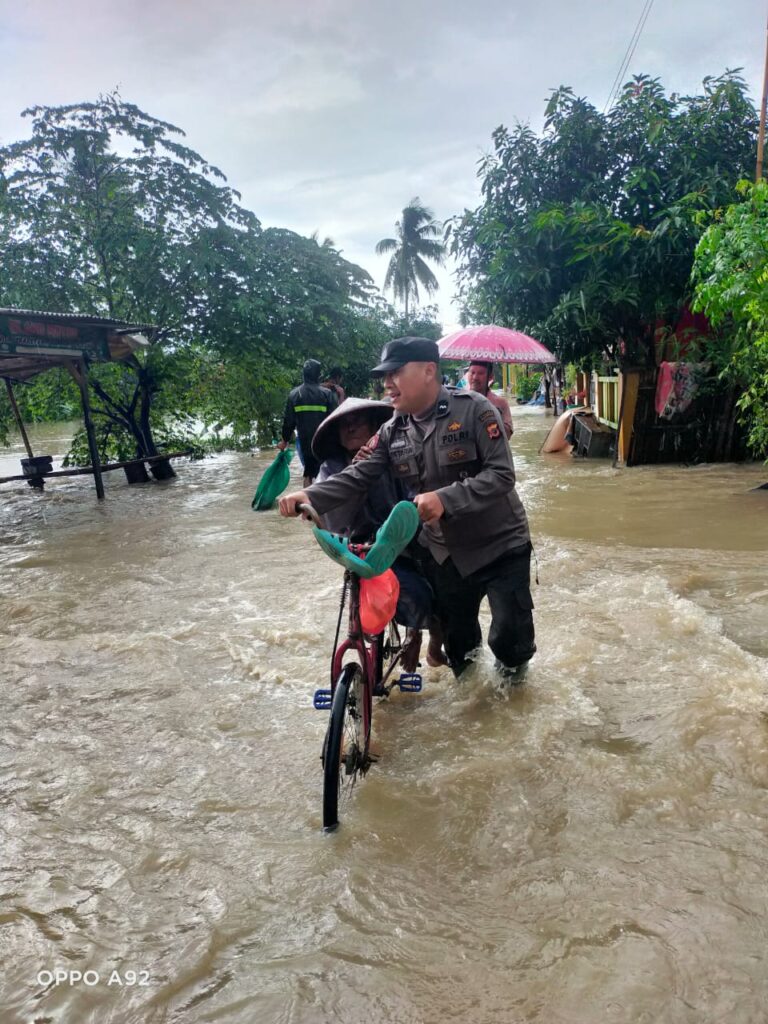 Bhabinkamtibmas Hadir Untuk Masyarakat, Bantu Evakuasi Warga Terdampak Banjir