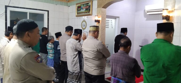 Kapolsek Kalideres Pimpin ‘Curhat Subuh’ di Musholla Roudhotul Hidayah