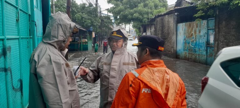 Kapolsek didampingi Wakil Camat Kalideres Tinjau Lokasi Genangan Air di Tegal Alur
