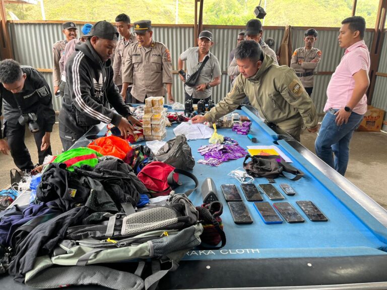 Polisi Sita Delapan HT Milik Simpatisan KKB