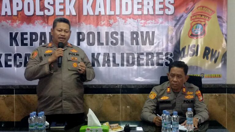Kapolsek Berikan Arahan Kepada Polisi RW Saat Gelar Apel di Mapolsek Kalideres