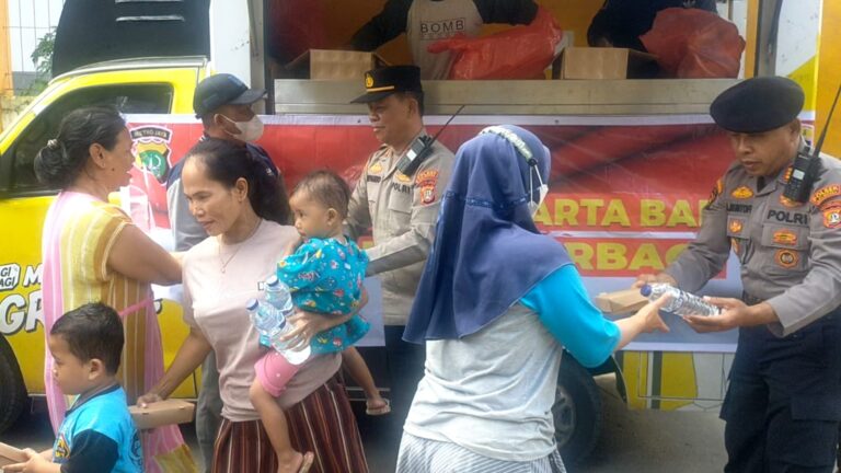 Polsek Kalideres Bagikan Makan Siang Gratis Untuk Warga Tegal Alur
