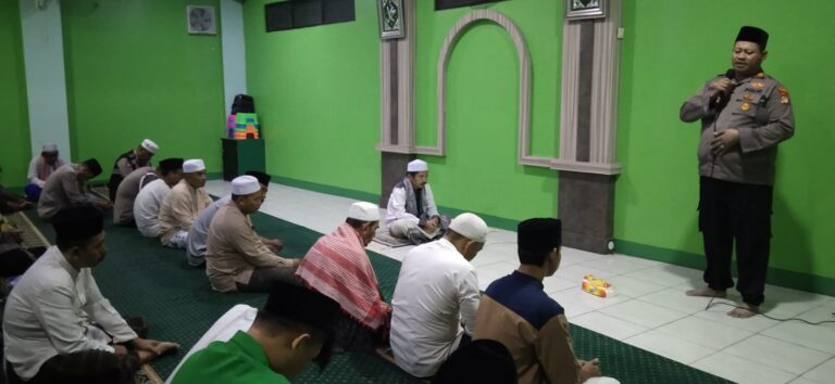 Kapolsek Kalideres Imbau Jaga Kamtibmas Usai Sholat Subuh Berjamaah di Musholla Nurul Hikmah