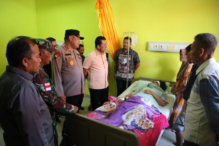 Kapolda kepri Jenguk Dan Semangati korban Tanah Longsor Serasan di RSUD Kabupaten Natuna.